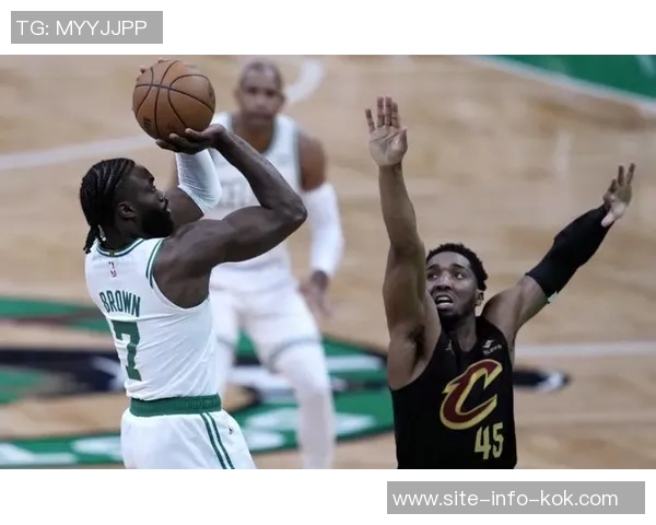 米切尔赛后失落情绪明显罕见不接受采访专注手机发呆状态引发关注 米切尔赛后失落情绪明显罕见不接受采访专注手机发呆状态引发关注